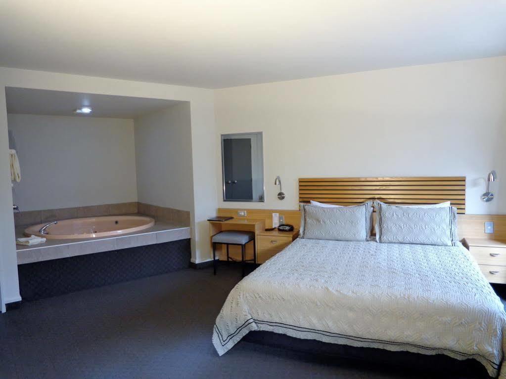 Clearwater Motor Lodge Таупо Екстериор снимка